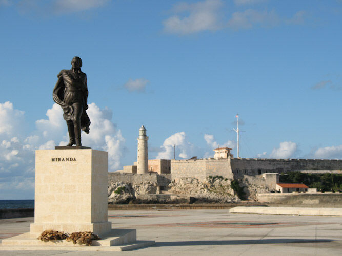 Monumento en el malecón de La Habana (copia del Miranda de Lorenzo González)